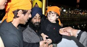 Shah Rukh takes AbRam to Golden temple, pictures will melt your heart