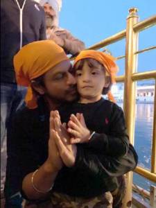 Shah Rukh takes AbRam to Golden temple, pictures will melt your heart