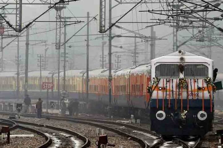 Booking of railway tickets online will become cheaper this year, therefore if one opts for digital booking of railway ticket, he/ she will have to pay less (PTI Image)