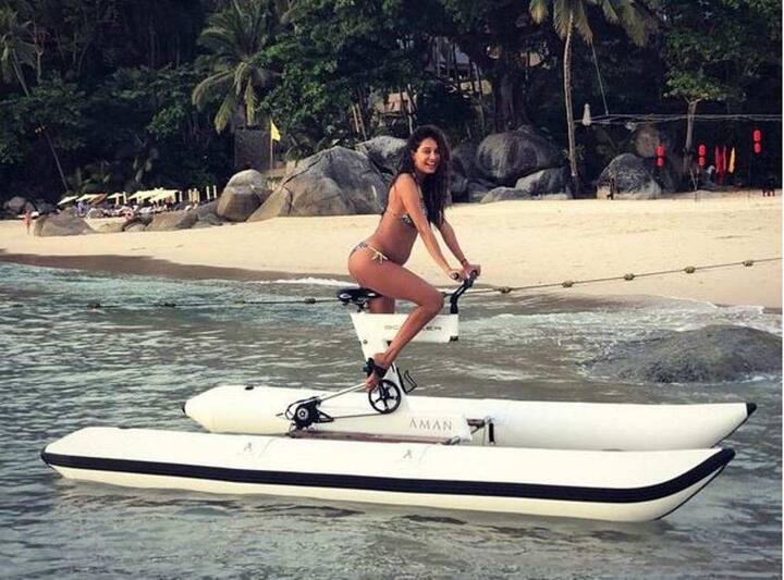 Soon Lisa was seen flaunting her baby-bump and that too in Bikini!(Image Courtesy - Instagram/LisaHaydon)