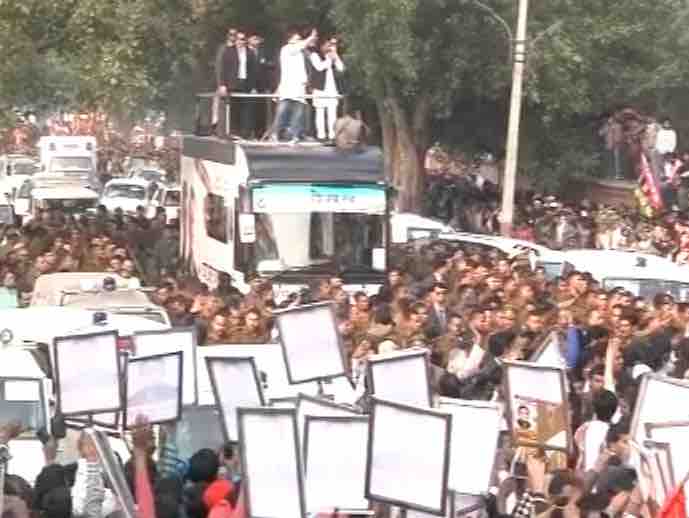 Uttar Pradesh elections: Akhilesh, Rahul hold their second roadshow in Agra