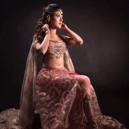 Kritika's look reflects some Grecian Influence. The jewelleries have been designed keeping in mind to leave an impact on the audience, it includes head-gears, hand harnesses, studded footwear and armlets.
(Instagram credit: chandrakanta_fc)