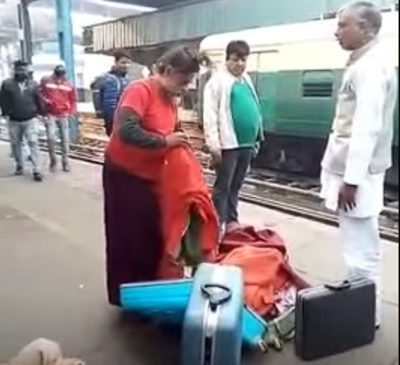 What! Bigg Boss 10 contestant Swami Om spotted changing clothes at Delhi railway station What! Bigg Boss 10 contestant Swami Om spotted changing clothes at Delhi railway station
