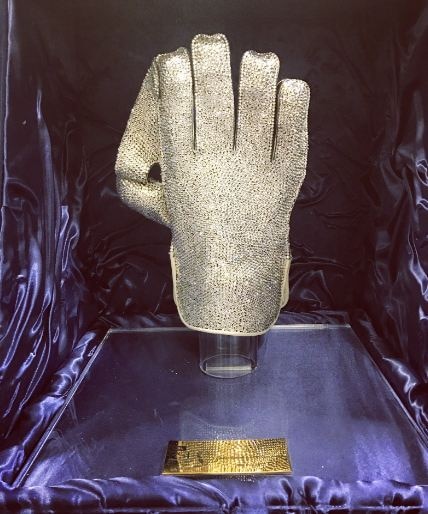 The spectacular Imtiaz Ahmed Award for the best wicket keeper was unveiled by Pakistan wicket keeper Sarfaraz Ahmed. (Photo: Twitter)