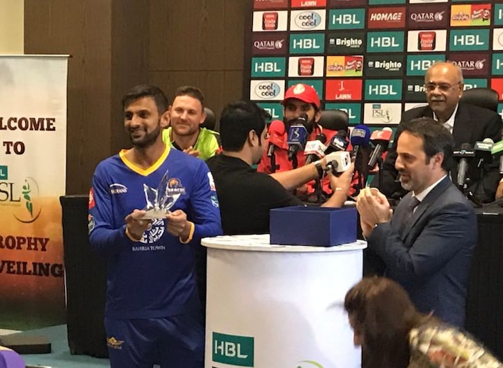 Fromer Pakistan captain Shoaib Malik unveiled 'Man of the Tournament' Award. (Photo: Twitter)