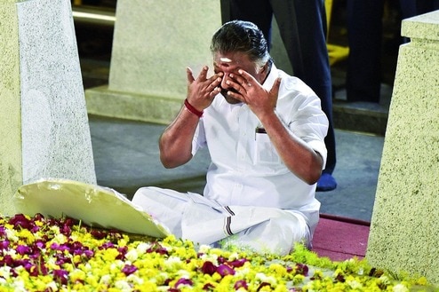 Mutiny on Marina: Panneerselvam vs Sasikala Mutiny on Marina: Panneerselvam vs Sasikala