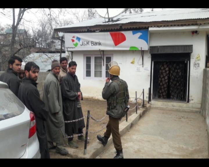 Four gunmen loot Rs 3 lakh from J&K Bank in Shopian district Four gunmen loot Rs 3 lakh from J&K Bank in Shopian district