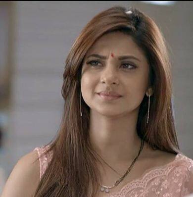 Here, she wore a peach colored saree with a mangalsutra around her neck and a bindi oh her forehead, all of her looks appear effortless. We are fond of her beauty. (Picture credit: Instagram- rida_yulia)