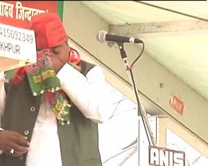 Amethi: UP minister Gayatri Prajapati, accused of rape, turns emotional while giving speech at rally