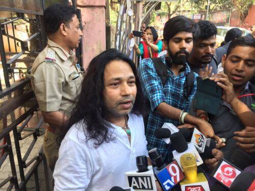 Singer Kailash Kher casted his vote in BMC Elections 2017. (Picture credit: @mayurji_parikh)