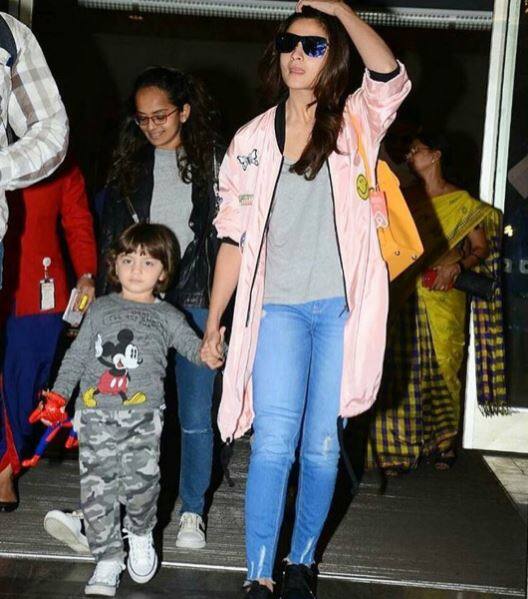 Not only common people, bollywood stars too love the munchkin. Whether it comes to posing with the leading women of bollywood or getting clicked by papparazi, he never shies away from camera. (Picture credit: Fcaebook- @AbRamKhanFC)