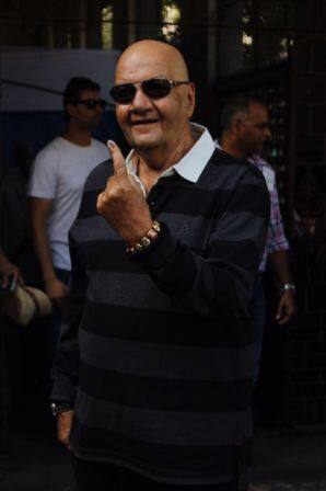 Veteran actor, Prem Chopra showing the voting ink after casting the vote.