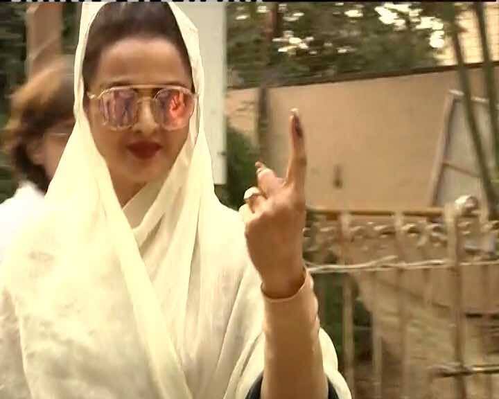 One of the finest actresses of Bollywood industry, Rekha came to cast her vote in BMC Elections'17. 