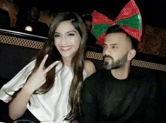 Sonam Kapoor shares funny yet adorable video with 'beau' Anand Ahuja Sonam Kapoor shares funny yet adorable video with 'beau' Anand Ahuja