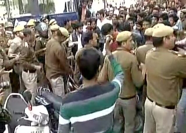 Clashes at DU over cancellation of invite to JNU students Clashes at DU over cancellation of invite to JNU students