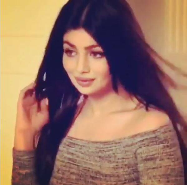 The actress who was not seen anywhere post her marriage to Farhan Azmi has recently uploaded her photoshoot videos and we are amazed. She has completely transformed herself. (Picture credit: Instagram- ayeshatakia)