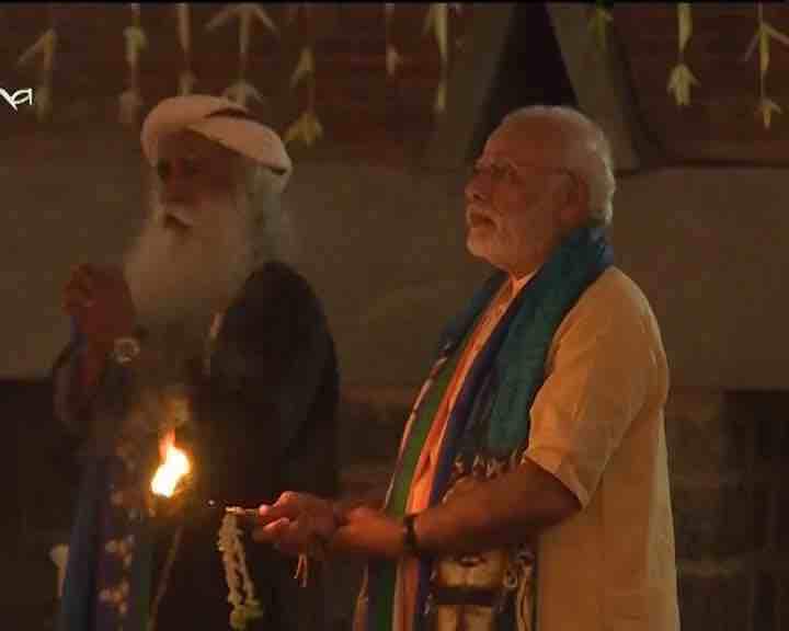 The Prime Minister offered aarti and showered flower petals over the Dhyana Linga. He later sat in the Dhyana Linga mandapam, where a yogic dance was performed by a group of youngsters to the accompaniment of traditional music and Sanskrit shlokas.