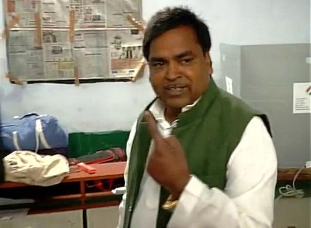 UP polls phase 5: Rape accused SP leader Gayatri Prajapati breaks queue while voting UP polls phase 5: Rape accused SP leader Gayatri Prajapati breaks queue while voting