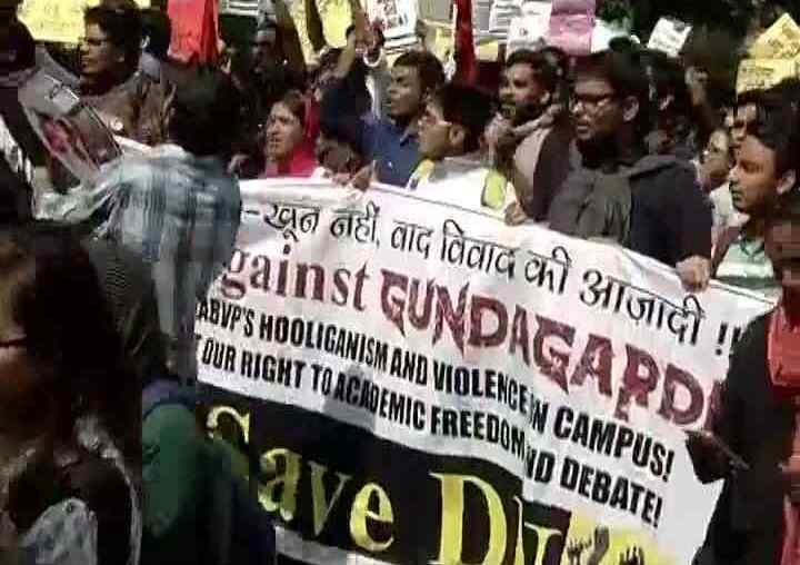 Hundreds protest against ABVP in DU; Gurmehar leaves Delhi following rape threats Hundreds protest against ABVP in DU; Gurmehar leaves Delhi following rape threats