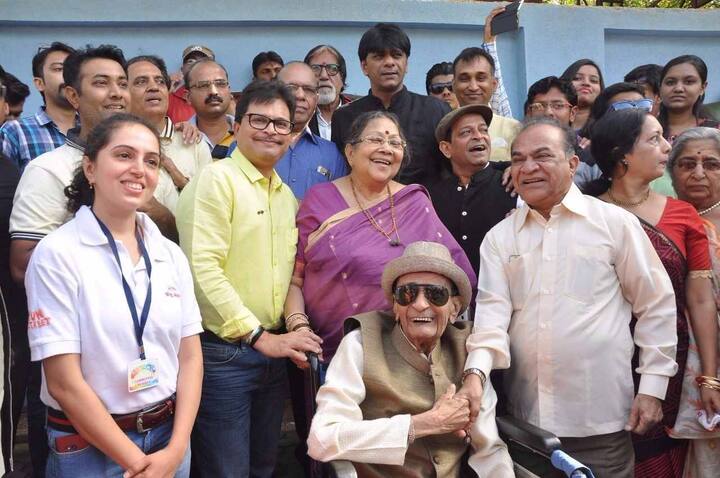 Born in Ahmedabad, Taarak Mehta spent most of his time in Mumbai while studying and making career. He did his MA from the same city and in year 1959-60 he was Sub-Editor in ‘Prajatantra’ News daily.