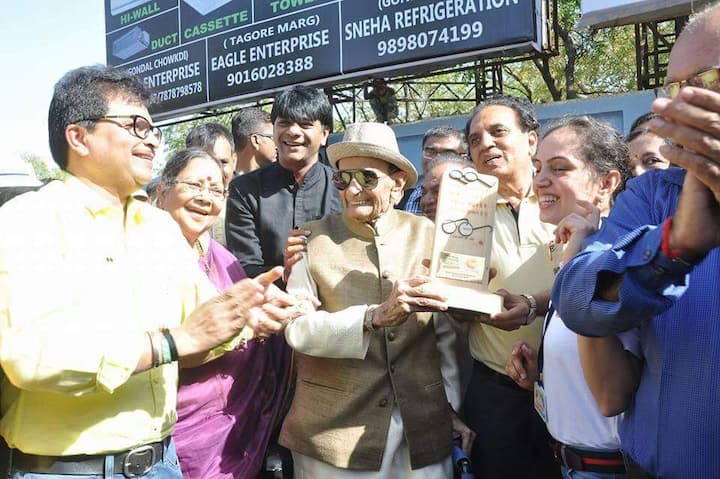 Taarak Mehta became a popular name when his column ‘Duniya Na Undha Chashma’ was published every day in ‘Chitralekha’ and slowly steadily, writer reached a stage of success. 