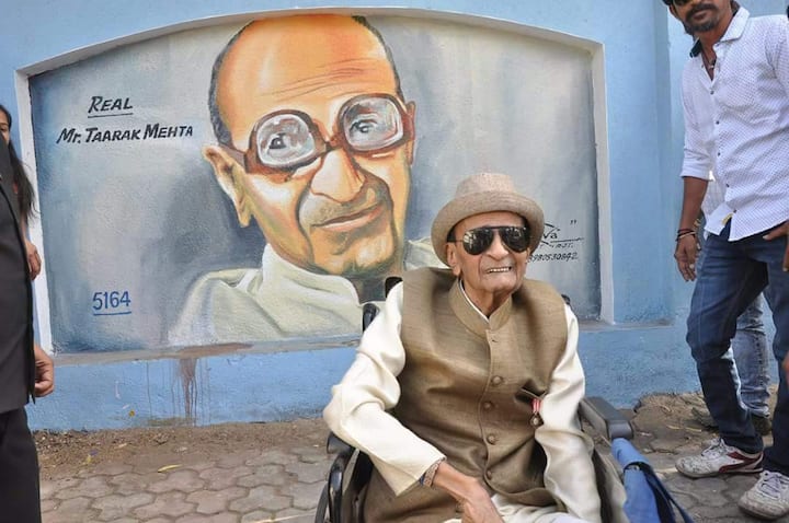 You will be shocked to know that a strange incident happened just before ‘Taarak Mehta Ka Ooltah Chashma’ show started. Producer Asit Kumarr Modi contacted Taark Mehta as he wanted to make a show on his column. But writer Taarak Mehta was in a big confusion as one of his friends was also working on the same project. However, when all three sat to discuss the project, Taarak Mehta’s friend didn’t liked Asit Modi’s idea. Producer went ahead with Taarak Mehta’s consent and this is how Superhit TV show ‘Taarak Mehta Ka Ooltah Chashma’ was started.