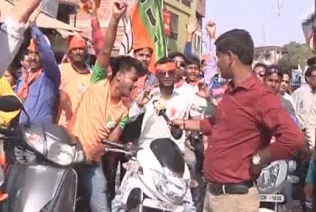 Amit Shah rally: BJP supporters chant 'Jai Sri Ram' slogans in front of mosque in Gorakhpur Amit Shah rally: BJP supporters chant 'Jai Sri Ram' slogans in front of mosque in Gorakhpur