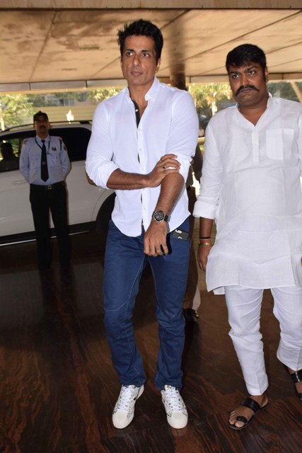 Bollywood actor Sonu Sood arrived to pay his last respects to Suniel Shetty's father Veerapa Shetty! (Image Courtesy/SOLARIS IMAGES)