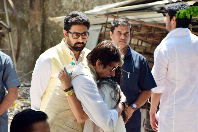 Amitabh Bachchan and Abhishek Bachchan condoled with the family! (Image Courtesy/SOLARIS IMAGES)