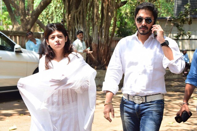 Bollywood actor Shreyas Talpade with his wife Deepti Talpade during the funeral of Suniel Shetty's father Veerapa Shetty in Mumbai! (Image Courtesy/SOLARIS IMAGES)
