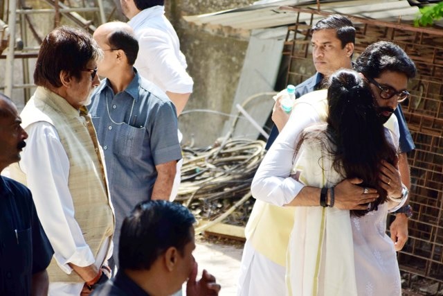 Bollywood actor Abhishek Bachchan consoled Mana Shetty as actor Amitabh Bachchan looks on during the funeral of Suniel Shetty's father Veerapa Shetty! (Image Courtesy/SOLARIS IMAGES)