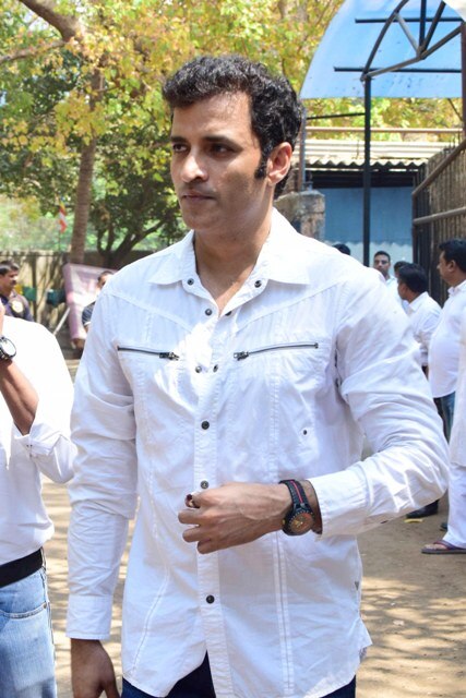 Bollywood choreographer Ganesh Hegde during the funeral of Suniel Shetty's father Veerapa Shetty in Mumbai! (Image Courtesy/SOLARIS IMAGES)