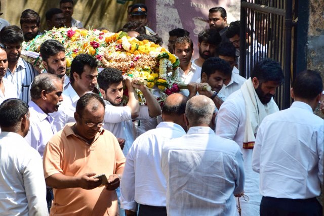 Complete bollywood fraternity paid their respect to actor's father! (Image Courtesy/SOLARIS IMAGES)