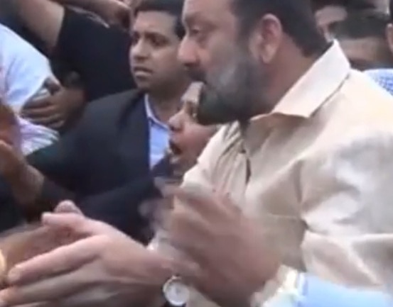 WATCH: Sanjay Dutt's bodyguards beat up media persons in Agra, actor apologises WATCH: Sanjay Dutt's bodyguards beat up media persons in Agra, actor apologises