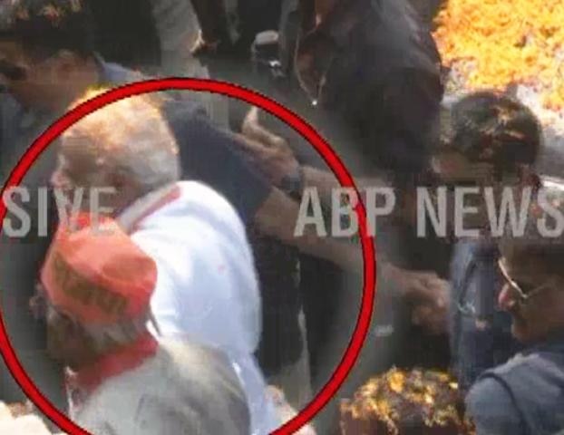 Varanasi: Modi holds hand of upset BJP leader Shyamdev Roy Chaudhari, takes him inside Kashi Vishwanath temple Varanasi: Modi holds hand of upset BJP leader Shyamdev Roy Chaudhari, takes him inside Kashi Vishwanath temple