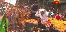 Roadshow in Varanasi: When Modi\'s cavalcade passes through Muslim area, people throw Safa, PM puts it on head
