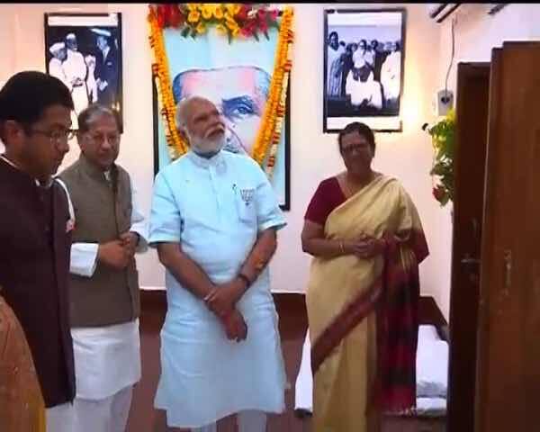 Varanasi: Narendra Modi visits Garhwa Ghat Ashram, Shastri\'s ancestral house