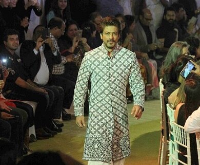 Bollywood actor Shah Rukh Khan walks the ramp during the Mijwan Summer 2017 fashion show in Mumbai, India on March 5, 2017. (Utsav Devdutta/SOLARIS IMAGES)