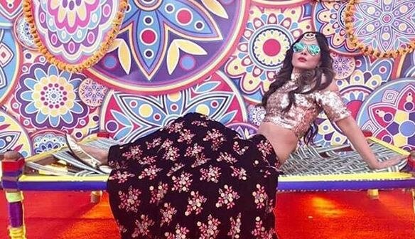 Hina Khan's 'full swag performance' on TV show 'Waaris' Hina Khan's 'full swag performance' on TV show 'Waaris'