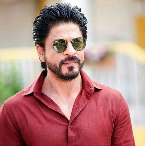 Shah Rukh Khan undergoes shoulder surgery but can't stop being witty Shah Rukh Khan undergoes shoulder surgery but can't stop being witty