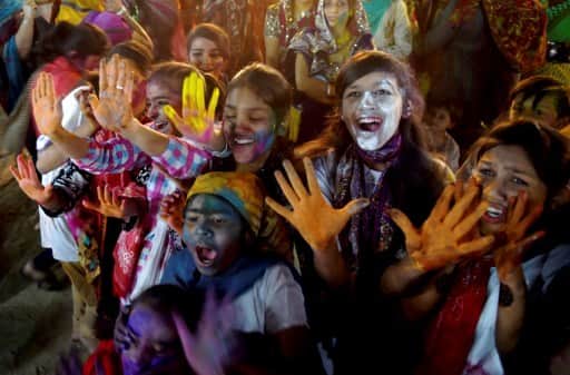Pakistani Hindu children celebrate holi in Karachi on March 12, 2017, on the occasion of the Holi Festival. / AFP PHOTO / RIZWAN TABASSUM