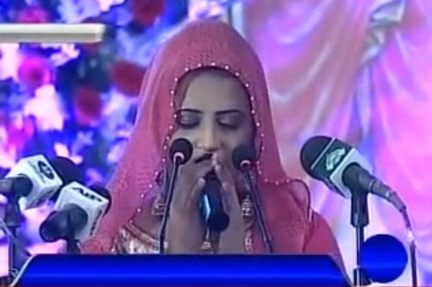 Hindu girl sings Gayatri Mantra before Nawaz Sharif in Karachi, Pak PM lauds her rendition Hindu girl sings Gayatri Mantra before Nawaz Sharif in Karachi, Pak PM lauds her rendition