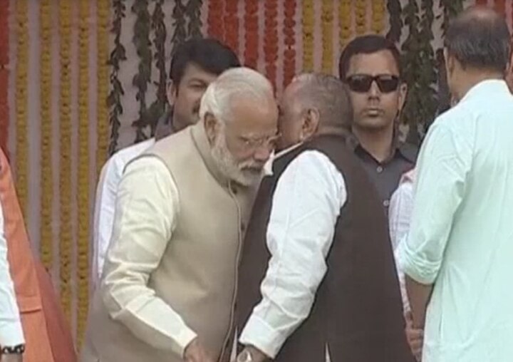 When Mulayam whispered into PM Modi's ear When Mulayam whispered into PM Modi's ear