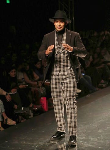 Wrestler Sangram Singh displays the creation of fashion designer Dhruv Vaish during the Amazon India Fashion Week Autumn Winter 2017 in New Delhi, India on March 18, 2017. (Jyoti Kapoor/SOLARIS IMAGES)