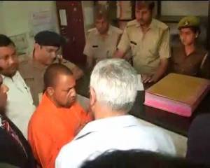 DGP Javeed Ahmed & UP CM Yogi Adityanath reach Lucknow's Hazratganj police station for inspection