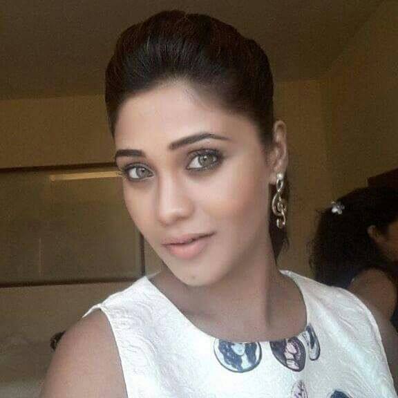 AMRAPALI GUPTA: For springs I'm ready to flaunt with my shorts, fashionable tops and skirts, classy jeans. I mostly prefer cloths which are really comfortable. I am greedy about my collection of foot wears and bags. I have 100 pair of shoes of different styles and almost 50 bags.