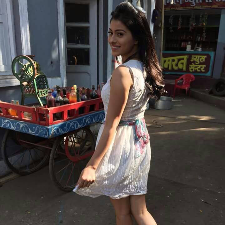 APARNA DIXIT: During springs I like to flaunt with comfortable yet stylish clothes be it shorts, loose tees, spaghetti tops! And my all time favourite shoes.