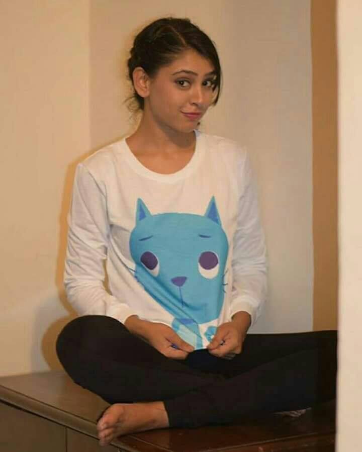 NITI TAYLOR: Springs are here and I am ready with my stylish outfits. For springs I love flaunting myself with classy shorts, Skirts, tops, T-shirts or say jeans. Springs are mostly a combo of caps and shorts Just easy breezy! Bright colours bags chokers and offcourse sun glasses can add charm to your outfit in a sunny day.