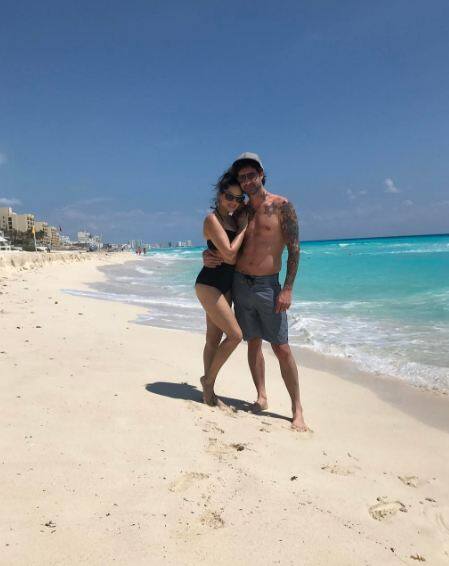 The actress along with hubby Daniel Webber poses for the lens.  (PC: Instagram/ Sunny Leone)