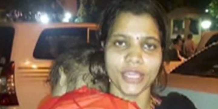 Grief-stricken woman reaches CM Adityanath, receives immediate help Grief-stricken woman reaches CM Adityanath, receives immediate help